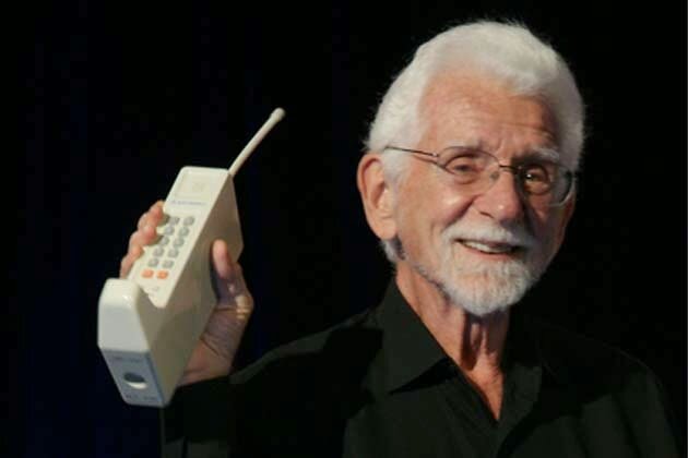 первый мобильный телефон Motorola 1983